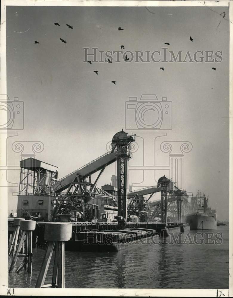 Load image into Gallery viewer, 1968 Press Photo Port of New Orleans public grain elevator. - noc22062
