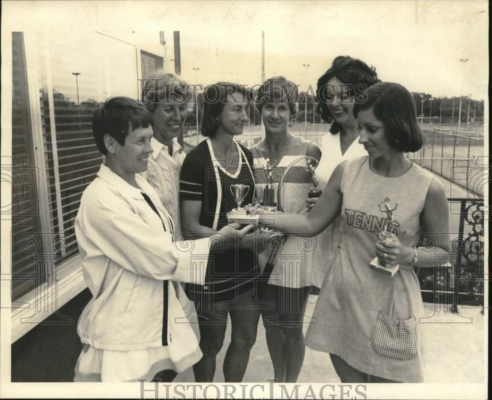 1975 Press Photo Mount Carmel doubles tennis winners celebrate - noc22087- Historic Images