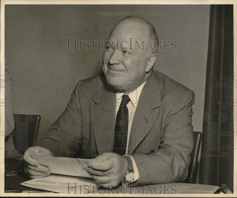 Load image into Gallery viewer, 1954 Press Photo Frank M. Porter attends Petrol meeting at Roosevelt Hotel
