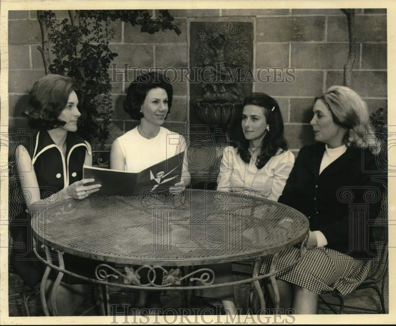 Load image into Gallery viewer, 1972 Press Photo Mrs. William Porteous and other symphony meeting members
