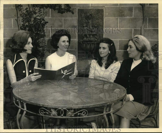 1972 Press Photo Mrs. William Porteous and other symphony meeting members