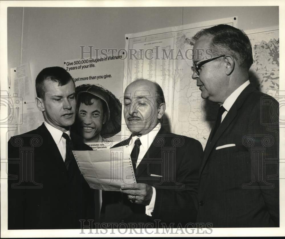 1966 Press Photo Mayor Schiro greeted by Bert Porter and H.B. Hopkins in LA.- Historic Images