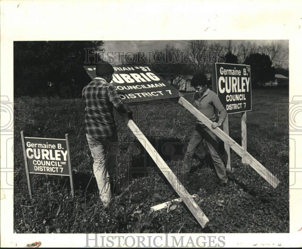 1983 Press Photo Plaquemines Council campaign workers erect campaign sign