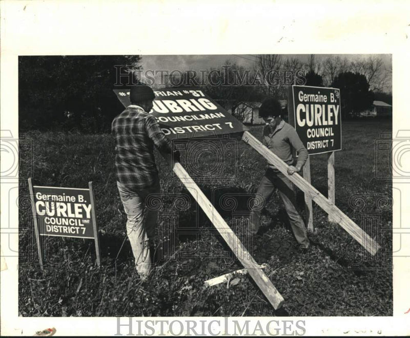 Load image into Gallery viewer, 1983 Press Photo Plaquemines Council campaign workers erect campaign sign
