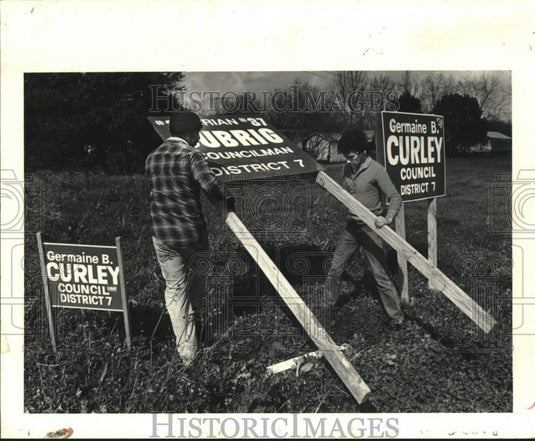 1983 Press Photo Plaquemines Council campaign workers erect campaign sign
