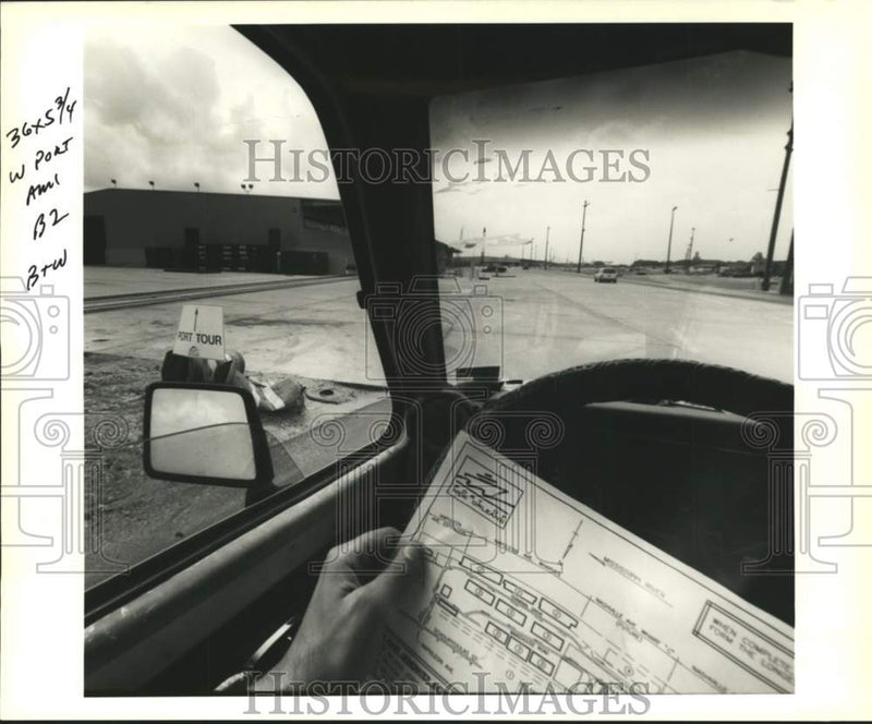 Load image into Gallery viewer, 1994 Press Photo Port of New Orleans' Simone Bruni hands out tour information
