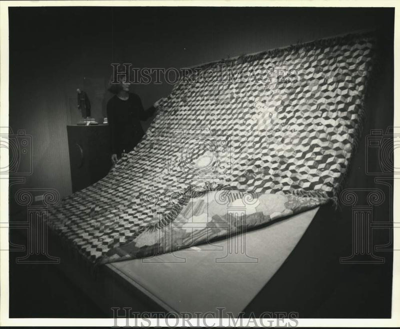 Load image into Gallery viewer, 1993 Press Photo Audrey Hammill sets up quilt display - noc22734
