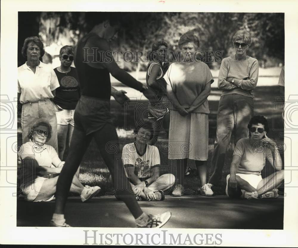 1985 Press Photo Alan Jacobson demonstrates to "Racewalkers of America" members- Historic Images