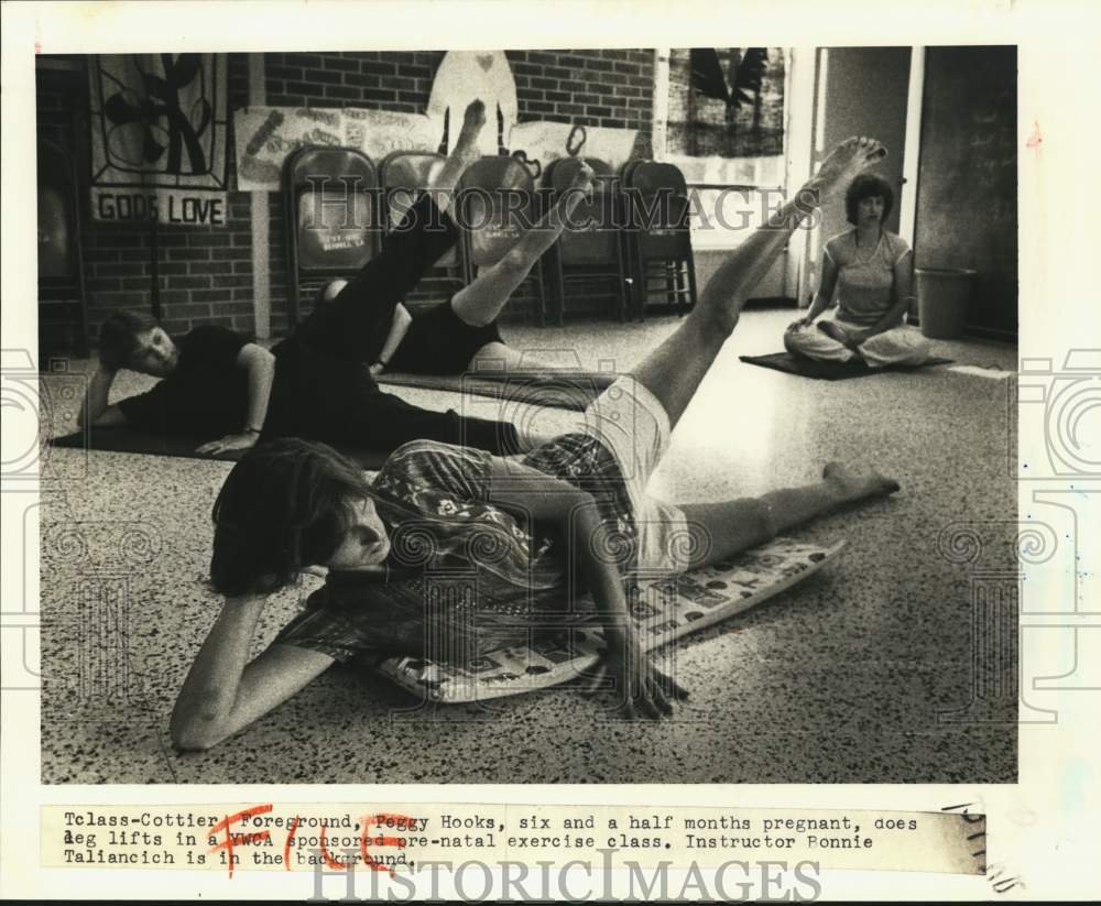 1981 Press Photo Pregnant women during prenatal exercise at YWCA in Slidell- Historic Images