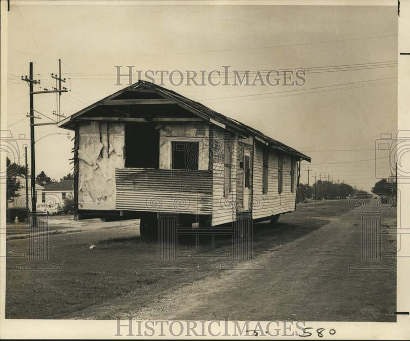 Load image into Gallery viewer, 1966 Press Photo House 'parked' on Prentiss Avenue neutral ground for 14 days.
