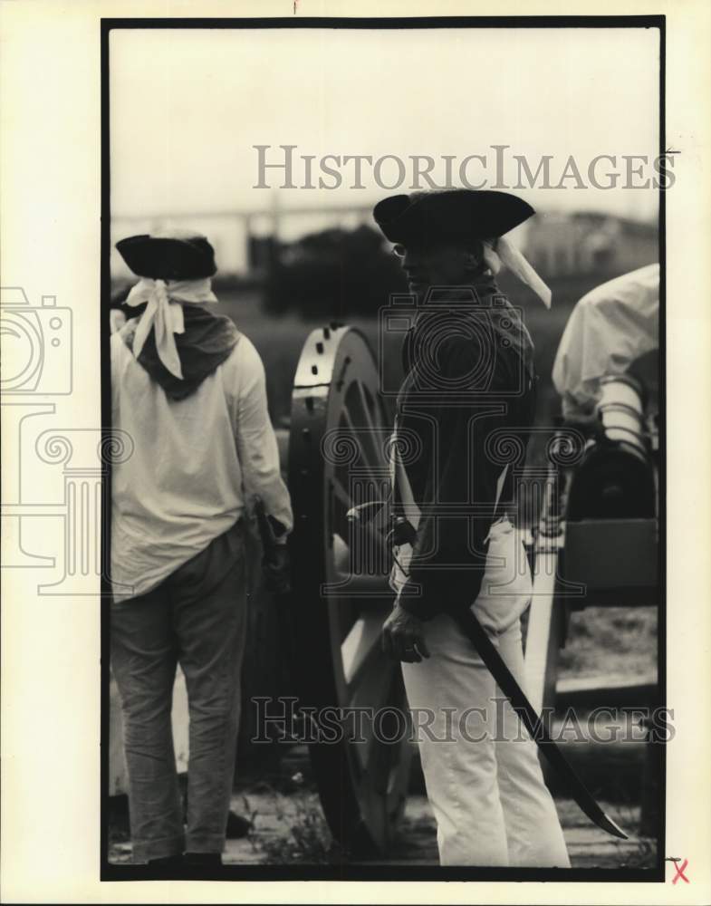 1990 Press Photo Actors at St. Augustine, Florida Battlefield- Historic Images