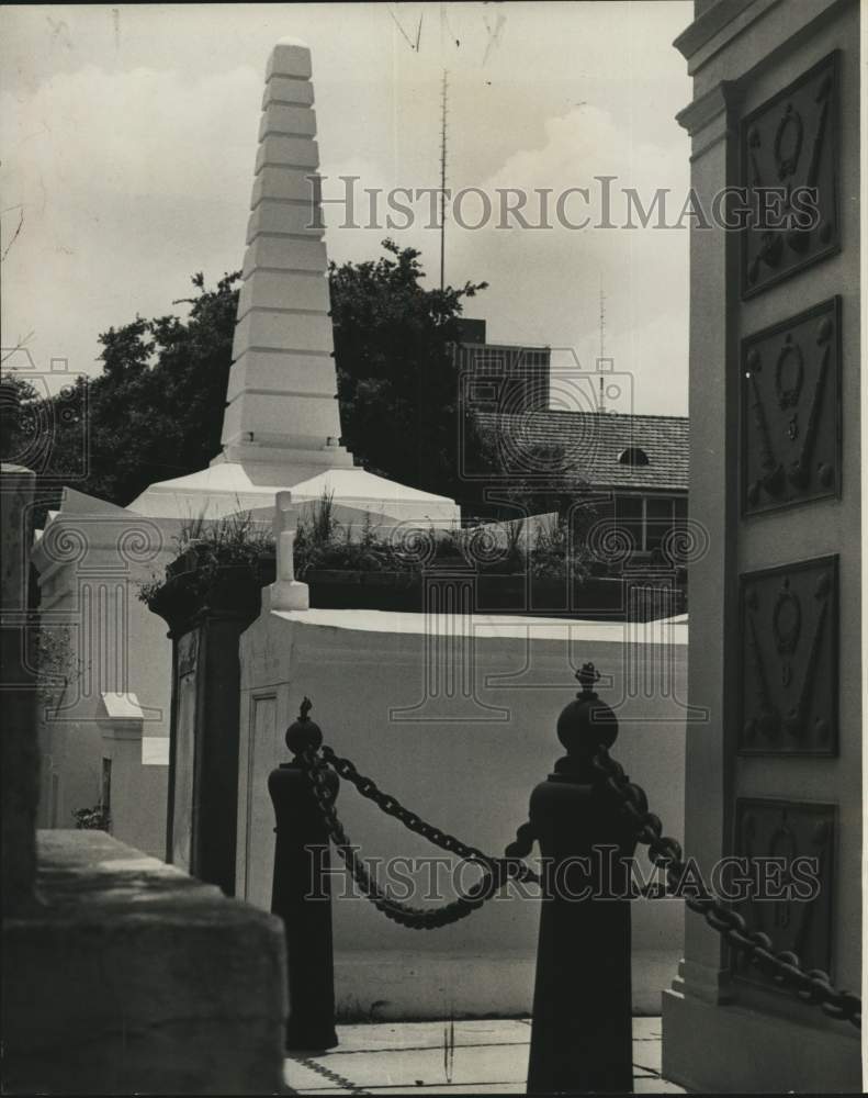 1977 Press Photo Cervantes Society Tomb at St. Louis Cemetery Number 1