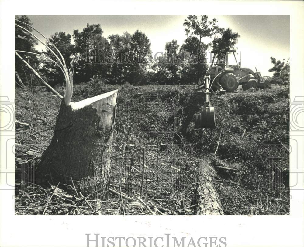 1987 Press Photo St. Bernard Parish workmen clean out brush from Canal in Violet