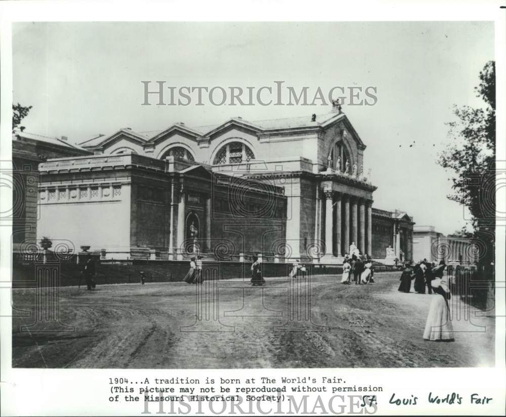 1904 Press Photo People stroll through St. Louis WorldÃ¢â‚¬s Fair - noc23616