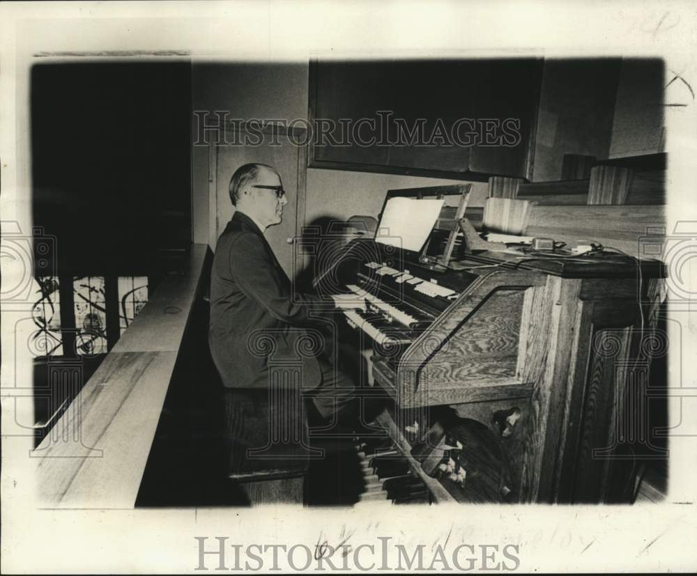 1974 Press Photo Reverend Ralph Kimball at organ of New Orleans Episcopal Church