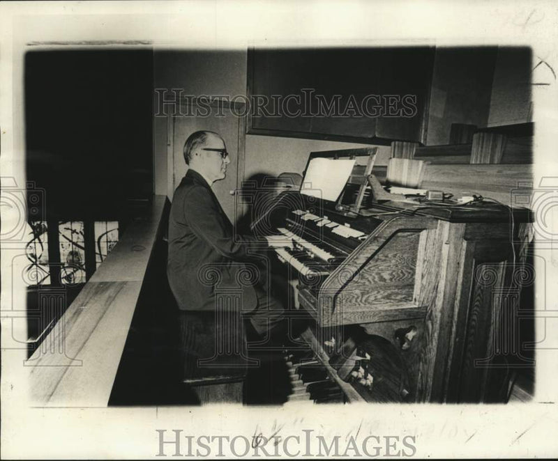 Load image into Gallery viewer, 1974 Press Photo Reverend Ralph Kimball at organ of New Orleans Episcopal Church

