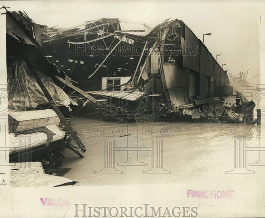 1975 Press Photo Destruction of St. Andrews Street Wharf by ship out of control- Historic Images
