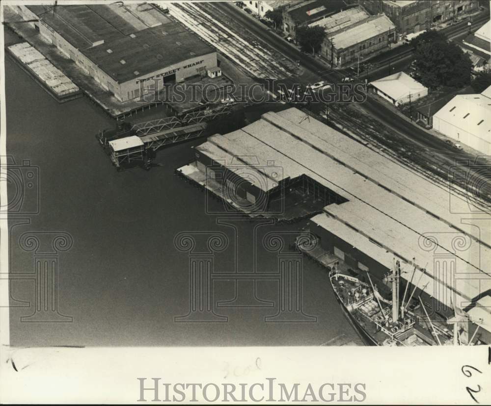 1975 Press Photo St. Andrews Wharf ship loaded while debris cleanup continues