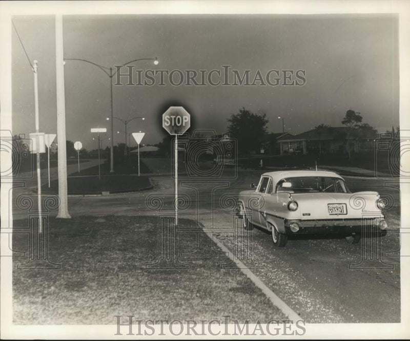 Load image into Gallery viewer, 1961 Press Photo Intersection of St. Bernard Avenue and Robert E. Lee Boulevard
