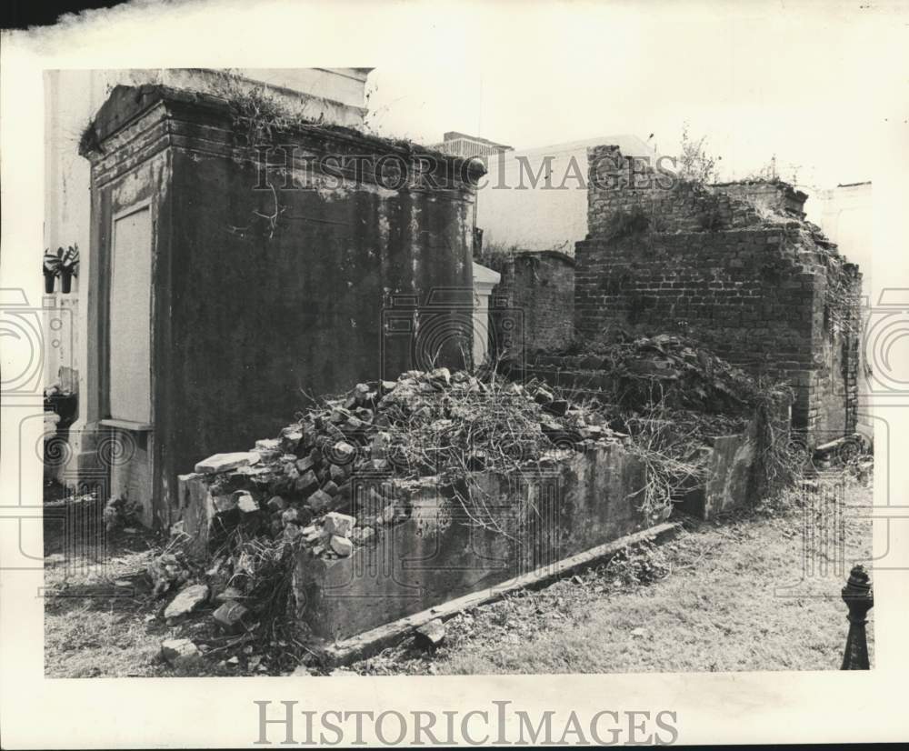 1974 Press Photo Eroded tomb in St. Louis No. 2 Cemetery - noc23969