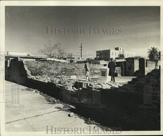 1976 Press Photo Visitors at Saint Louis Cemetery Number 1 - noc23980