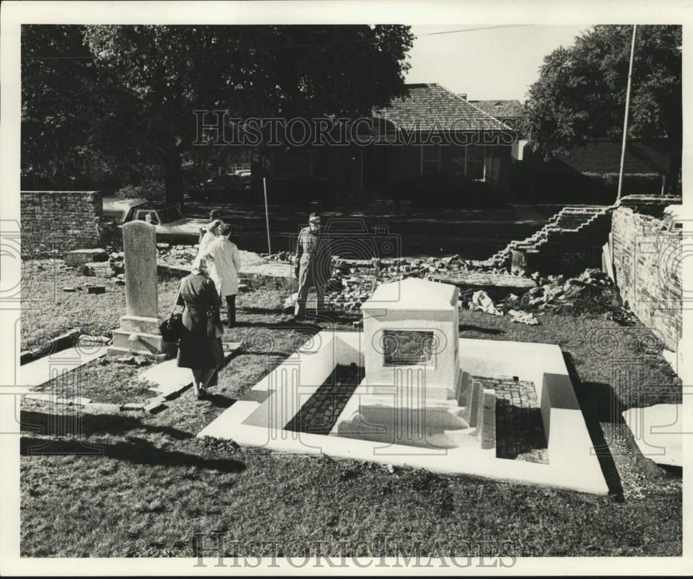 1976 Press Photo Visitors beside tombs at Saint Louis Cemetery Number 1- Historic Images