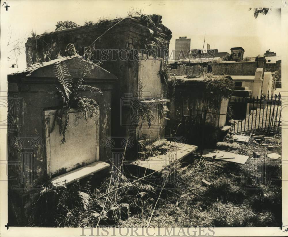 1974 Press Photo Marble Tombs and Brick Vaults at St. Louis Number 1 Cemetery