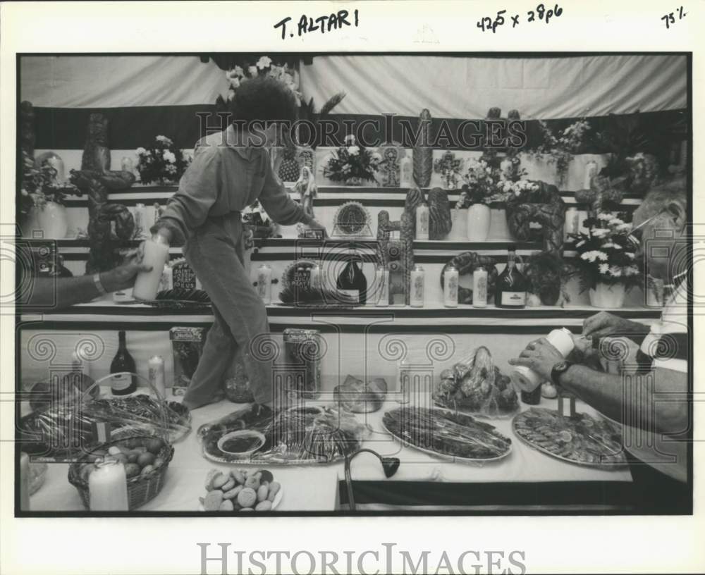 1992 Press Photo Lighting Candles at St. John&#39;s Catholic Church in Folsom Event- Historic Images