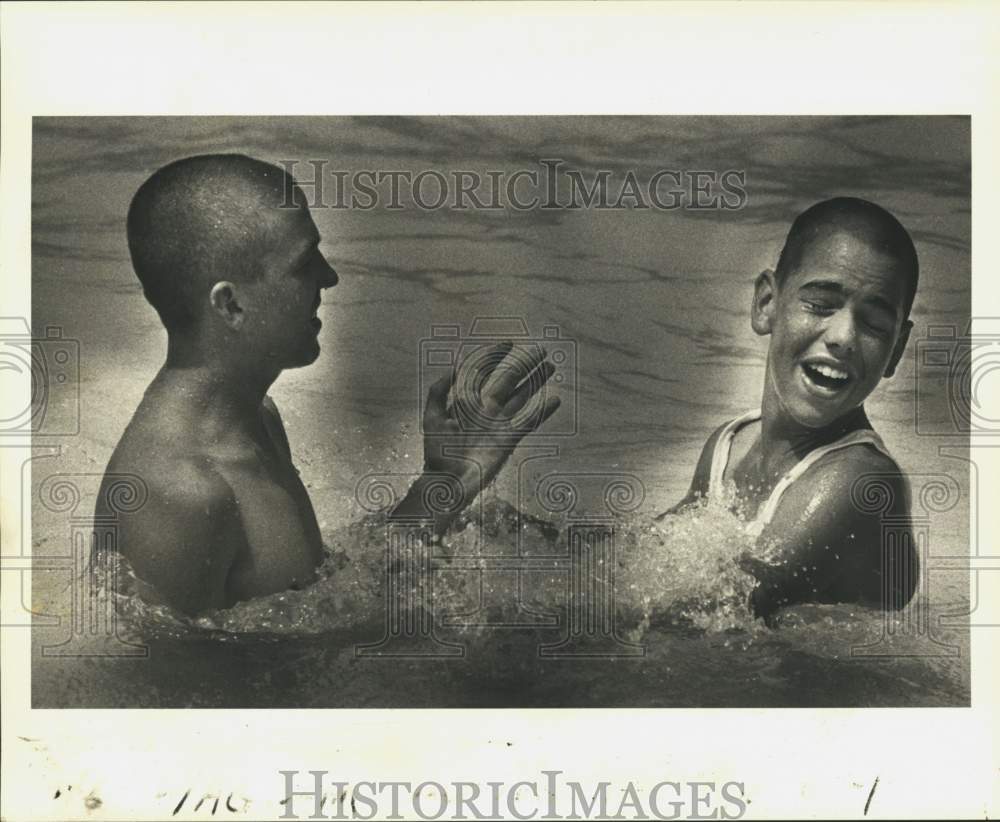 1986 Press Photo Chris Nelson, Scott Gonzales, Swimming Pool at St. Bernard Park- Historic Images