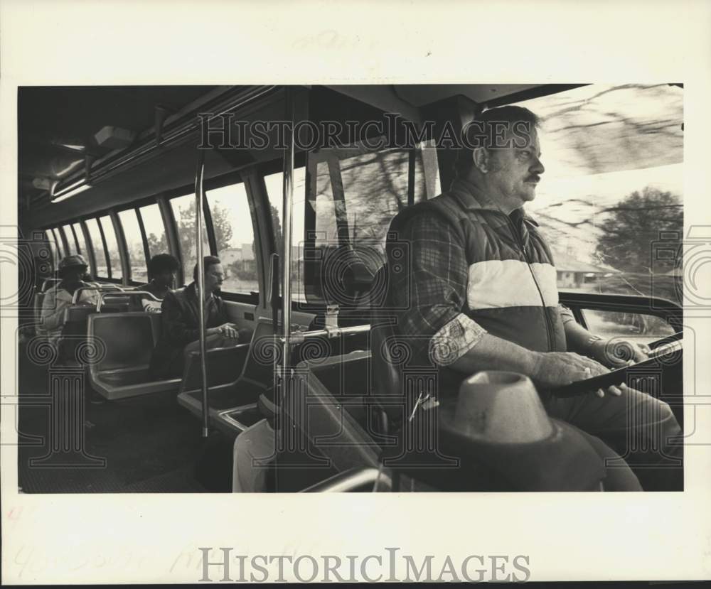 1986 Press Photo St. Bernard SBURT bus driver Don Hahn motors his passengers- Historic Images