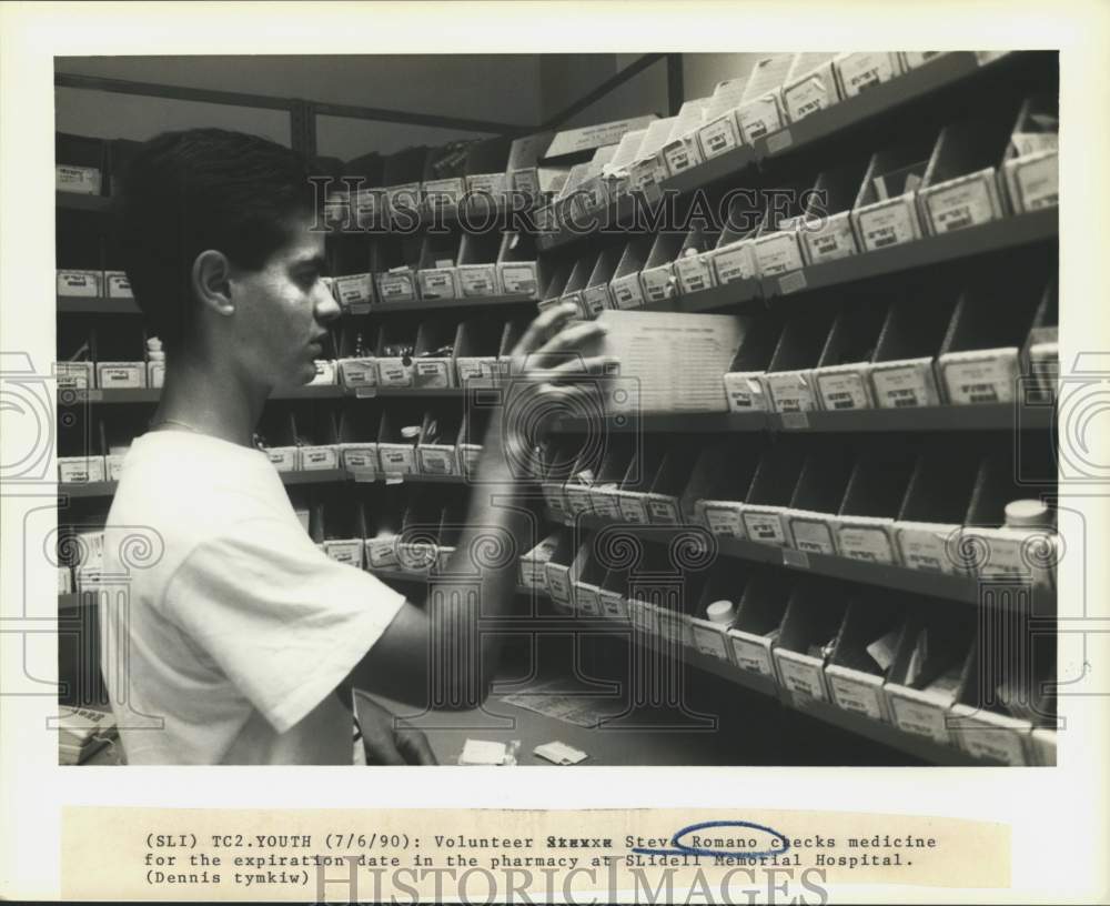 1990 Press Photo Volunteer Steve Romano at Pharmacy at Slidell Memorial Hospital
