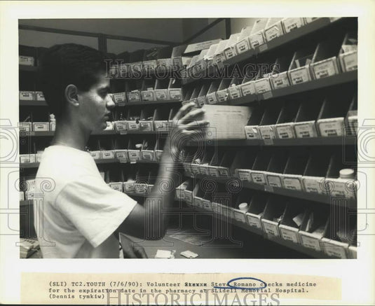 1990 Press Photo Volunteer Steve Romano at Pharmacy at Slidell Memorial Hospital
