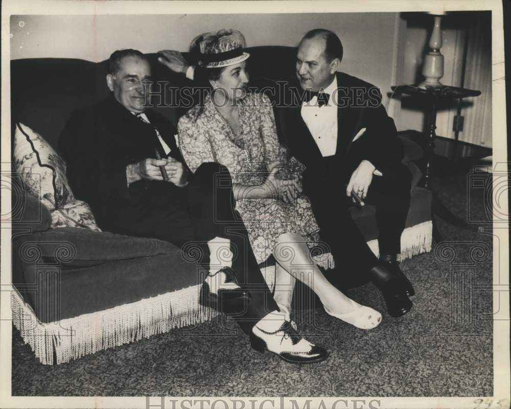 1945 Press Photo William Johnson, Mrs. Roland Howell and Senator Jackson confer