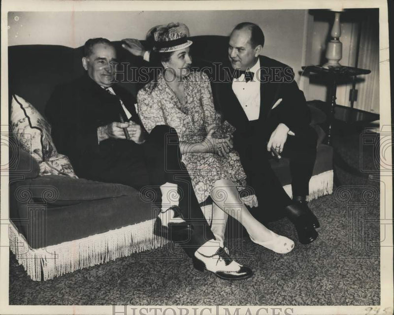 Load image into Gallery viewer, 1945 Press Photo William Johnson, Mrs. Roland Howell and Senator Jackson confer
