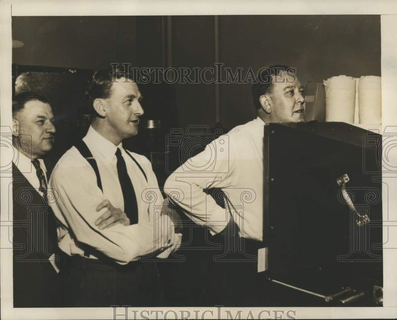 Load image into Gallery viewer, 1948 Press Photo Robert Jackson and United Nations staff receive chest x-rays.
