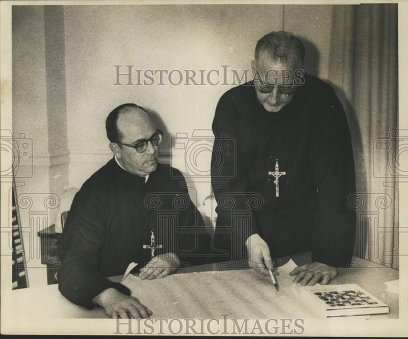 Load image into Gallery viewer, 1968 Press Photo Religious leaders at Saint Aloysius High School. - noc24281
