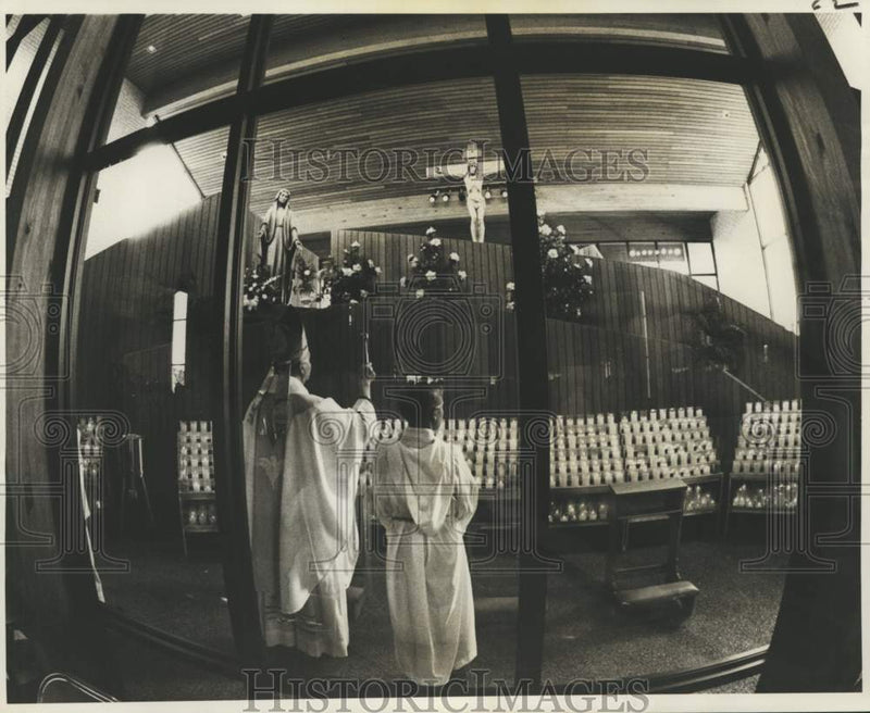 Load image into Gallery viewer, 1977 Press Photo Archbishop Philip M. Hannan Gives Official Blessing at St. Ann
