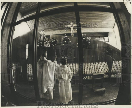1977 Press Photo Archbishop Philip M. Hannan Gives Official Blessing at St. Ann