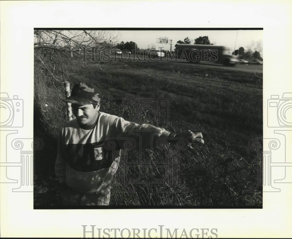 Press Photo Rob Kenmure, abutted to I-10 in Metairie, Louisiana, wants barrier- Historic Images