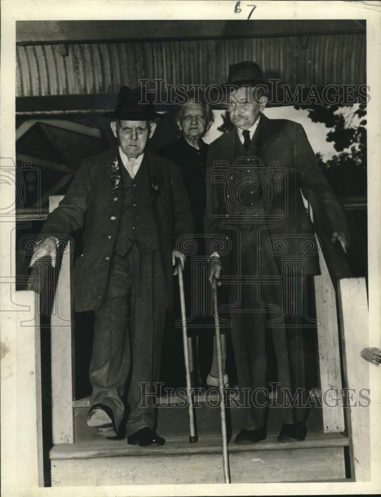 1940 Press Photo Frank Powell, Mrs. Mary Crews and Hugh L. Robertson - noc24482