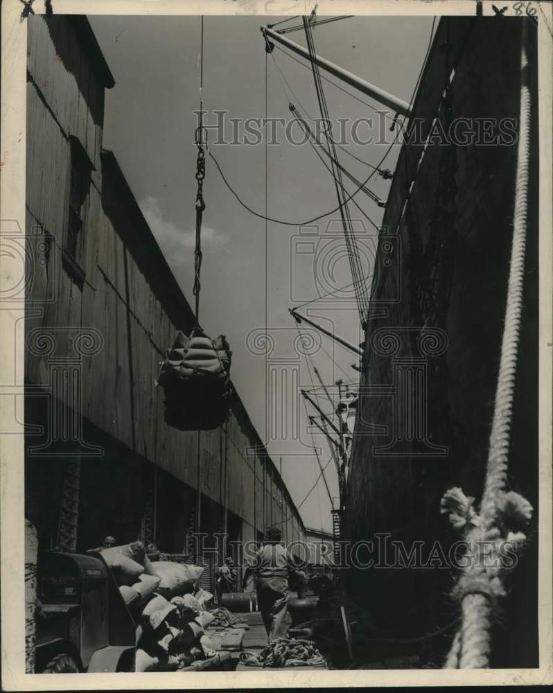 Load image into Gallery viewer, 1949 Press Photo Unloading sack using flower sling handle at Port of New Orleans
