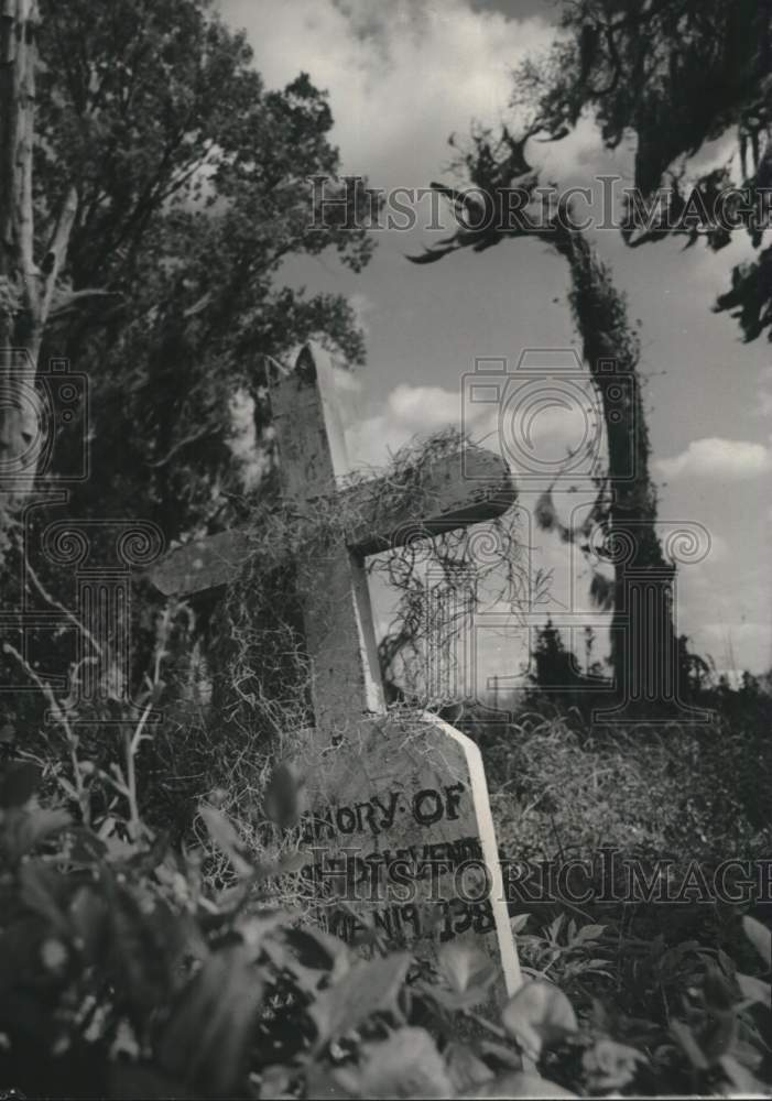 1971 Press Photo Gravestone with cross in Plaquemines - noc24534