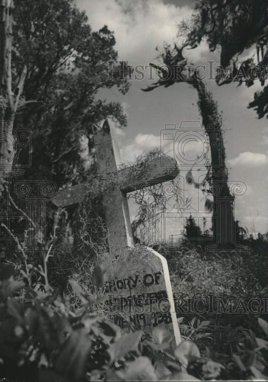 1971 Press Photo Gravestone with cross in Plaquemines - noc24534