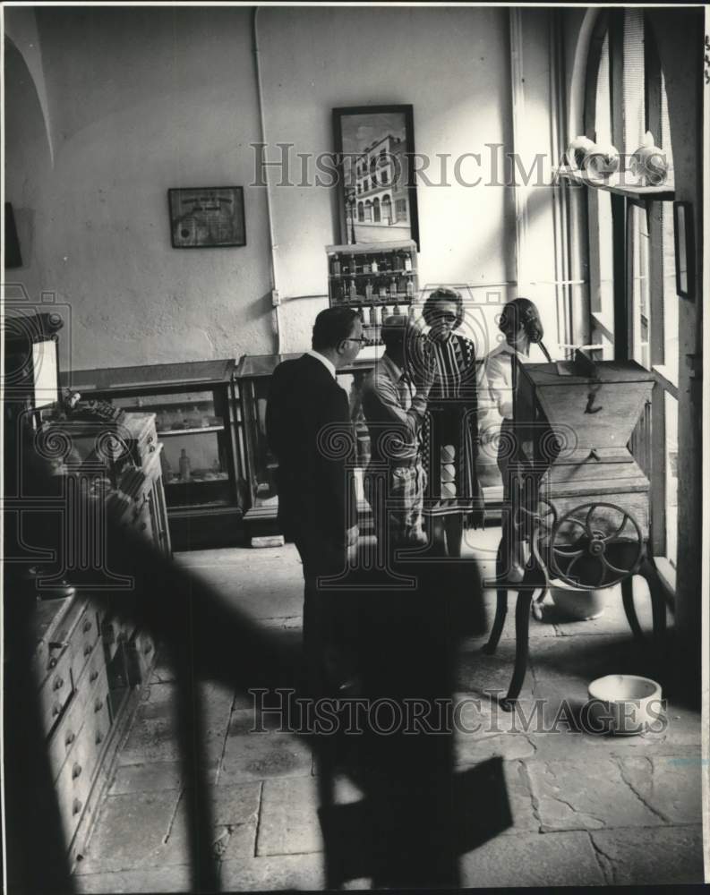 1978 Press Photo Ben Baulys' Pharmacy Museum, Guide gives tour to visitors