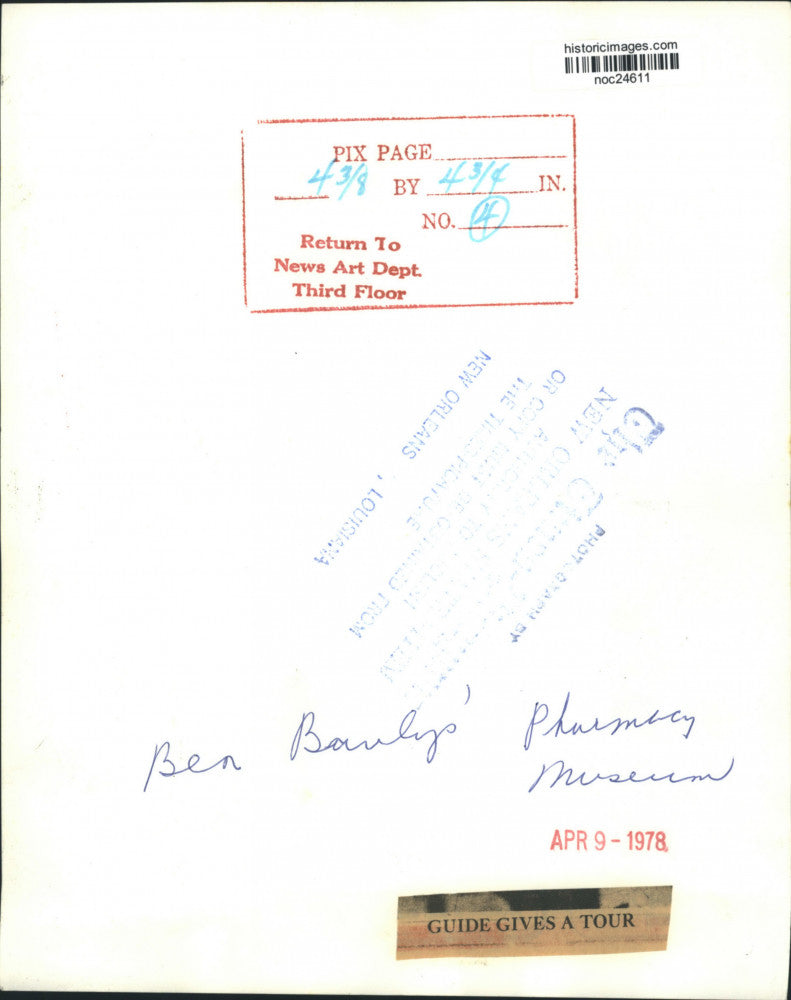 1978 Press Photo Ben Baulys' Pharmacy Museum, Guide gives tour to visitors