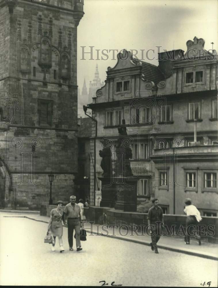 1973 Press Photo View of Visitors at Vltava River and Hradeany Castle in Prague- Historic Images