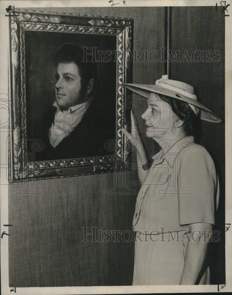 1946 Press Photo Mrs. Herman Seebold views Stephen Mallory portrait in museum