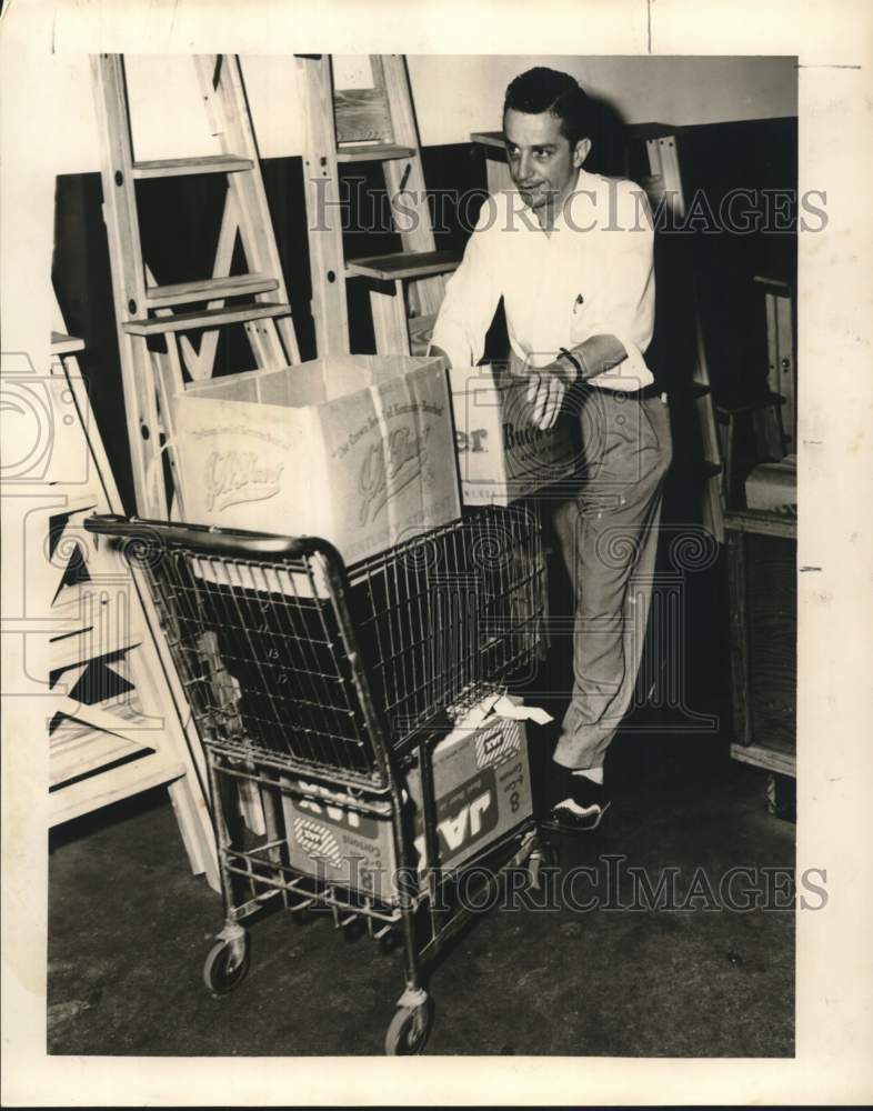 1954 Press Photo Employee at Schwegmann's Giant supermarket in New Orleans