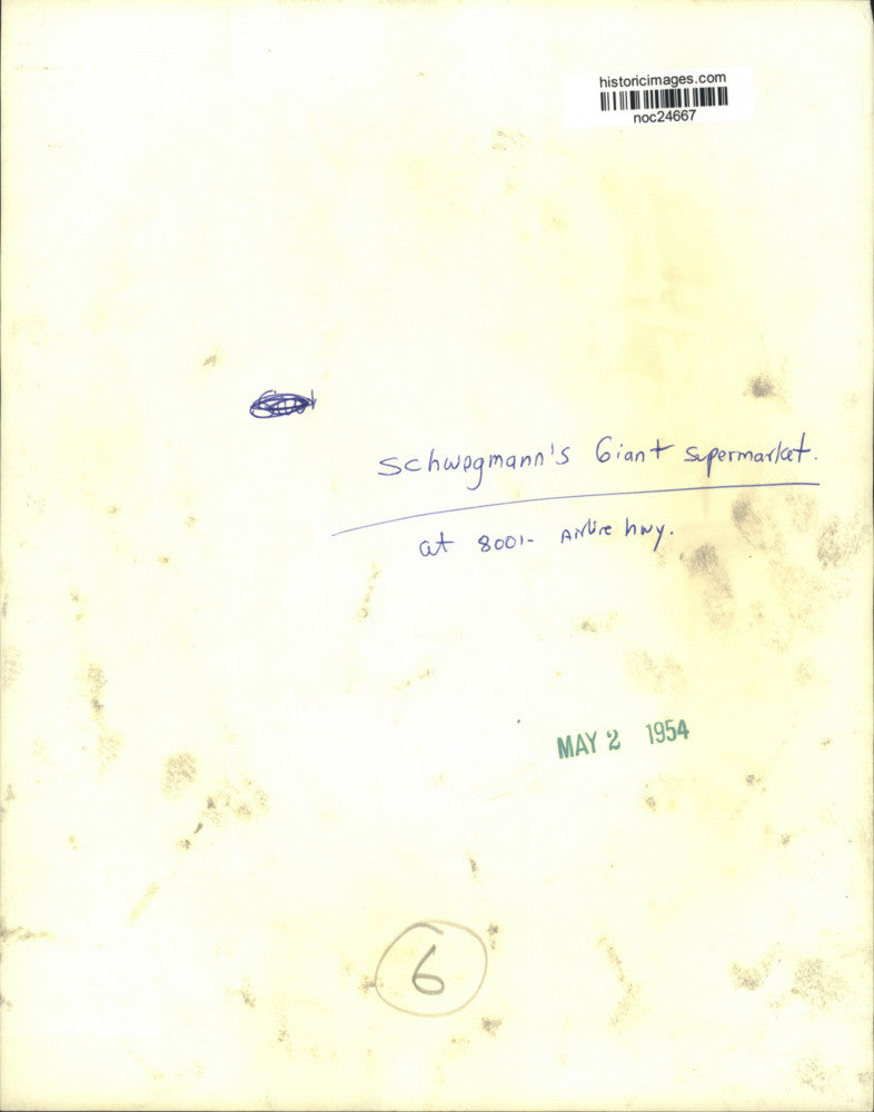 1954 Press Photo Employee at Schwegmann's Giant supermarket in New Orleans