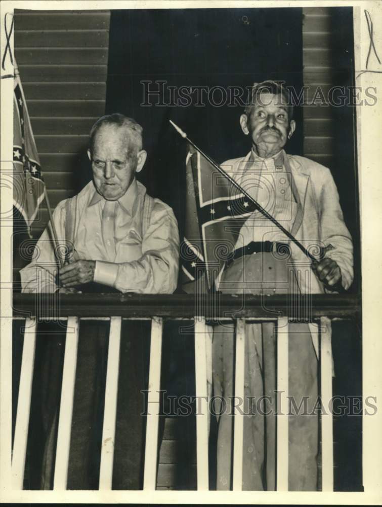 1940 Press Photo Private Frank "Daddy" Powell, Private Hugh L. Robinson and Flag